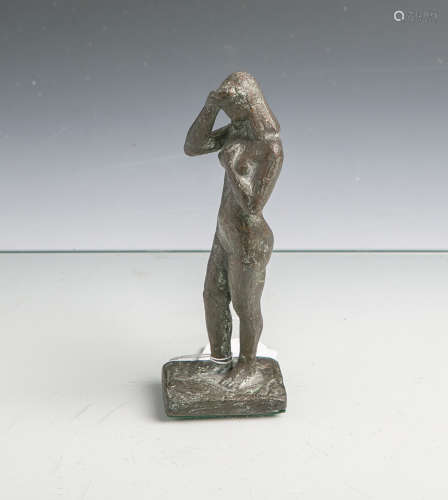 Stehender weiblicher Akt (wohl 20. Jahrhundert), Bronze, vollplastiche Darstellung einerFrau auf