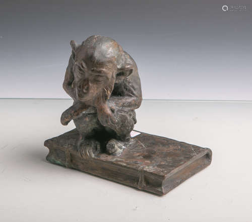 Meyer-Püritz, Martin (1870 - 1942), Auf einem Buch sitzender Affe, Bronze, Hohlguß, Rs.(auf
