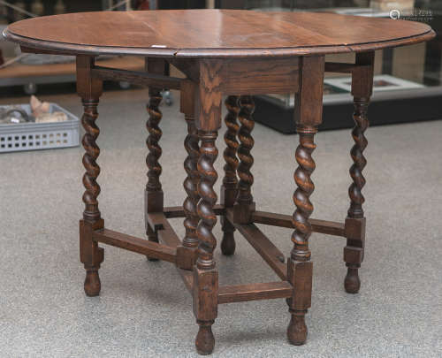 Englischer Gateleg-Tisch (um 1900), Eichenholz, runde von re. u. li. klappbare Platte,ausdrehbare