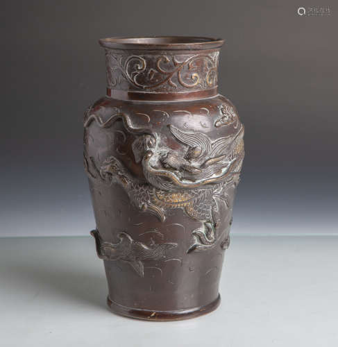 2 Vasen (China, wohl 19./20. Jahrhundert), Bronze patiniert, Motiv 