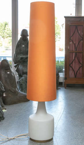 Vintage Bodenlampe (1960/70er Jahre), heller matter Glasfuß m. orig. orangefarb. Schirm,H. ca. 144
