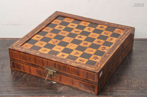 Spielekasten (wohl 18. Jahrhundert, mitteldeutsch), rechteckiger Korpus, aufklappbar, amBoden und im