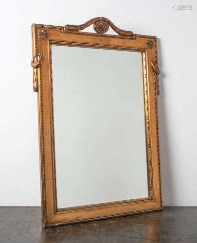 Spiegel aus Stuckgold im Stil des Louis-seize (neuzeitlich), H. ca. 79 cm, B. ca. 57 cm.