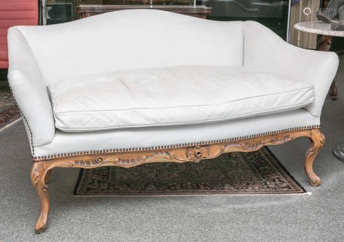 Kleines Sofa aus weißem Leder (wohl um 1860/70), Nußholz, Unterbau im Barockstil, H. ca.73 cm, B.