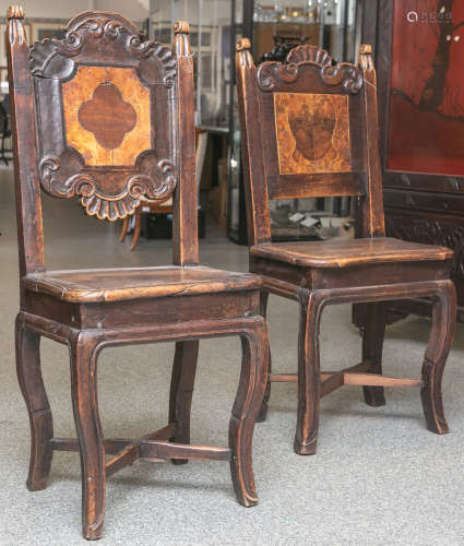 2 Stühle (wohl Italien, 16./17. Jahrhundert), ebonisiertes Holz, rechteckige Sitzfläche,Lehne m.