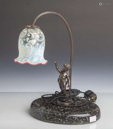 Tischlampe (Anfang 20. Jahrhundert), Metallguss in Form einer kl. Amorette, bronzefarbenpatiniert,