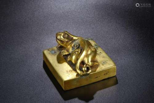 A CHINESE GILT-BRONZE SEAL WITH MYTHICAL BEAST CARVED,