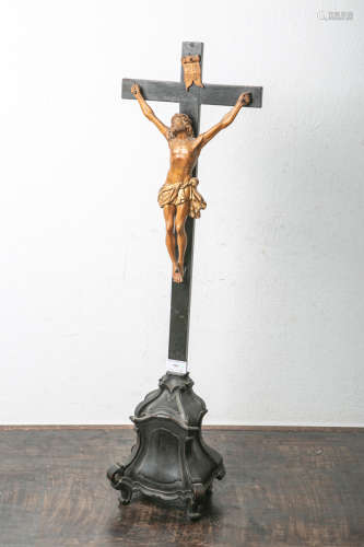 Kruzifix auf Podest (Mainfränkisch, 18. Jahrhundert), gekreuzigter Christus imDreinageltypus,
