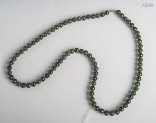 Halskette aus dunkelgrünen Jadekugeln mit Verschluss, L. ca 40 cm. Tragespuren.