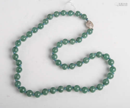 Halskette aus Jadekugeln mit Silberverschluss, gepunzt: silver, L. ca 40 cm. Tragespuren.