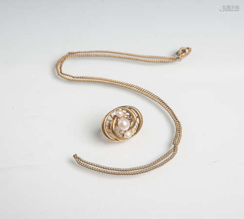Kettchen (Ankerkette) und Brosche (mit drei Perlen) aus 333/8 ct. Gold, L. (Kette) ca. 46cm, Dm. (