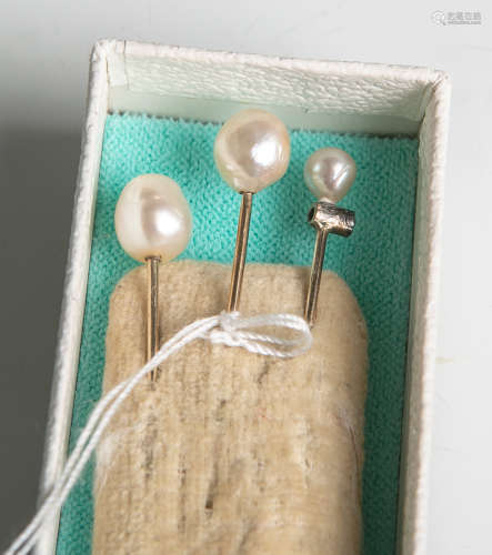 3 Perlen-Nadel 585 GG, davon 1x m. Brillant von ca. 0.05 ct (best.), Zuchtperlen, L. ca. 6bis 7