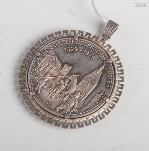 Silbermedaille als Anhänger gefasst, bez. 450 Jahre Schützengesellschaft Speyer,1529-1979, rs. mit