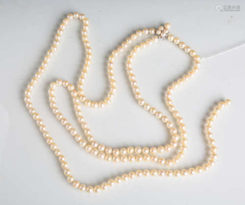 Doppelreihige Perlenkette, Verschluss in From einer Blüte, gestempelt 4K, Monogramm 