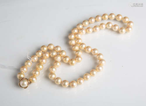 Champagnerfarbene Perlenkette, Verschluss 925er Silber vergoldet, L. ca. 59 cm, Dm.(Perlen) ca. 0,