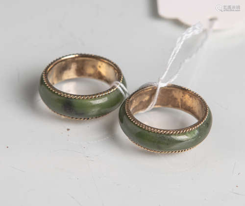 2 Ringe, grüner Jadereif in Silberfassung vergoldet, Ringgröße: 58 u. 60. Tragespuren.