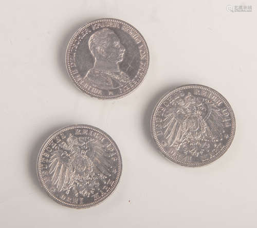 3 x 3 Mark-Münzen, Preussen, 1 x 1913 sowie 2 x 1914, Wilhelm II. in Kürassieruniform.Altersgem.