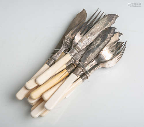 Fischbesteck (19. Jahrhundert), 7 Gabeln u. 9 Messer, Metall versilbert, Griffe aus Bein,je mehrmals