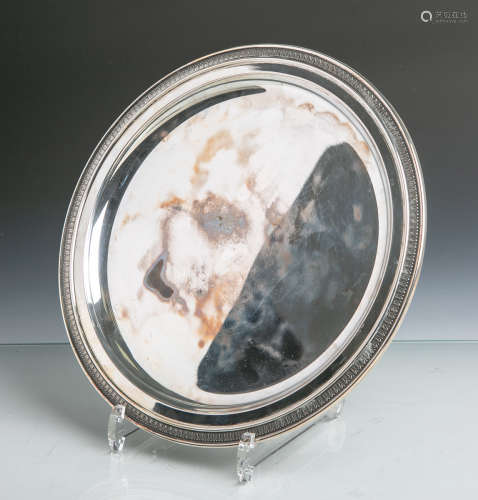 Runde flache Schale aus Silber (Feingehalt 800), Dm. ca. 28 cm, Gewicht ca. 384 g.