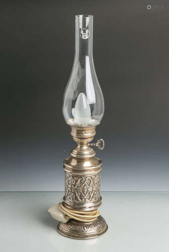 Tischlampe (in der Art einer Petroleumlampe, neuzeitlich/20. Jahrhundert), Lampenfuß ausSilber (