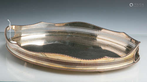 Ovales Tablett aus versilbertem Metall, mit hohem filigran durchbrochenen Rand undeingearbeitete