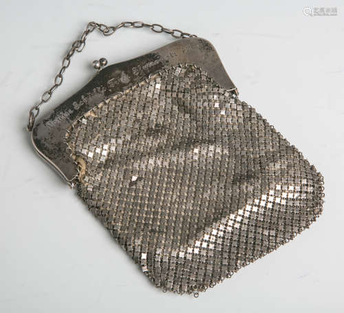 Damentasche (20. Jahrhundet), 800 Silber, Netztasche m. Tragekette, reliefierte Schließem. Rosen- u.