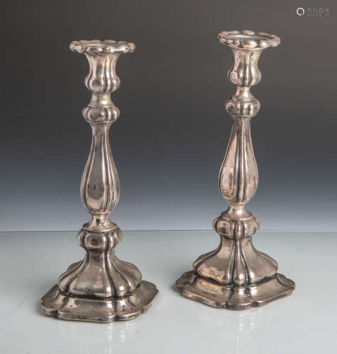 Paar Kerzenständer aus Silber (um 1860), 12lötig, merfach gestempelt: Hersteller,Feingehalt, M
