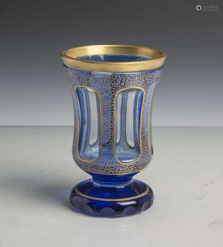 Becherglas im Stil des Biedermeiers, farbloses Glas blau überfangen, Schliffdekor,Goldstaffage, H.