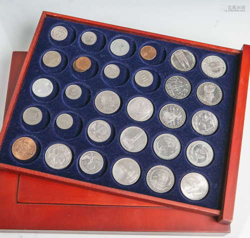 Konvolut verschiedener Münzen, BRD, 31 Stück, bestehend aus: 1x 5 DM, SondermünzeStresemann,