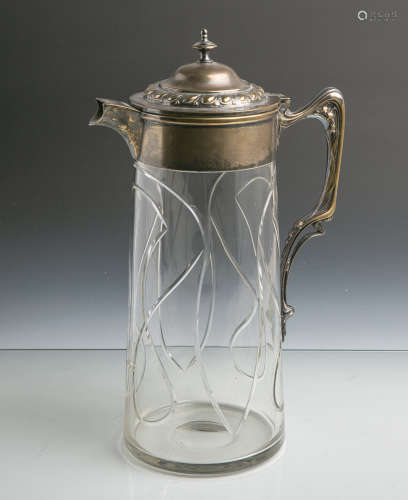 Schenkkanne (Jugendstil, um 1920), klares Glas m. Ornamenten u. Montierung aus Metallguss,
