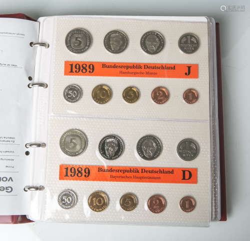 Konvolut von 23 Umlaufmünzsätzen im Sammelalbum (BRD, 1989 - 1991), Kupfer/Nickel/Stahl,10 Stück