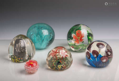 6 Glaskugeln bzw. Briefbeschwerer (wohl 20. Jahrhundert), florales Dekor, teils m.gezogenen