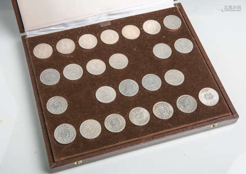 5-DM-Kursmünzen (BRD, 1951 - 1974), 52 Stück, Silberadler, Dm. ca. 2,9 cm, Gesamtgewichtca. 590 g,