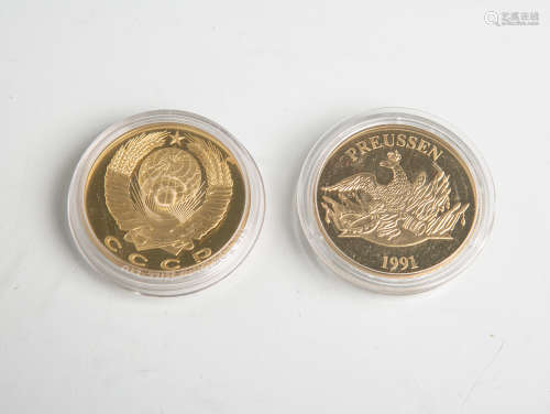 Zwei vergoldete Medaillen, bestehend aus: Preußen, Friedrich der Große, bez. 