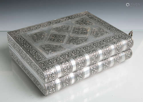 Schmuckschatulle aus Metall, in Form eines Buches (neuzeitlich), ca. 28 x 22 x 8,5 cm.