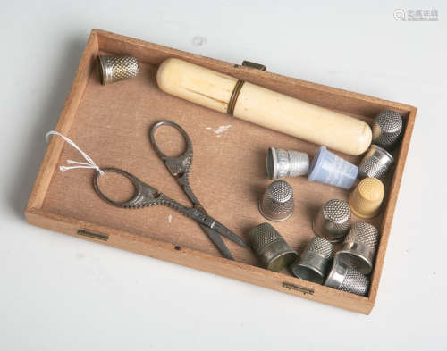 Kl. Sammlung von 12 versch. Fingerhüten (wohl um 1900), Metall/Plastik, dazu 1xNadelbehälter aus