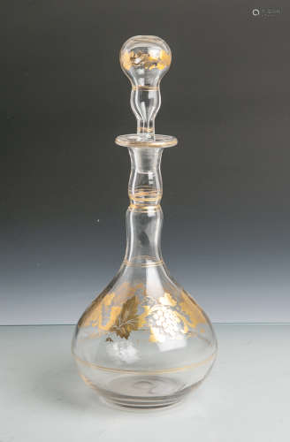 Karaffe (19. Jahrhundert), klares Glas m. goldbemaltem Weinlaub-Muster, Stöpselhohlgeblasen (am