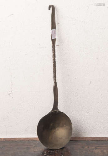 Großer Schopflöffel, ergänzte Laffe aus Messingblech, Griff aus Eisen geschmiedet, L. ca.45 cm.