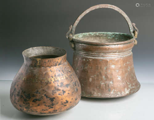 2 Töpfe (Jordanien, Amman, wohl 19. Jahrhundert), Kupfer, davon 1x m. Henkel u. 1x m.goldfarbenem