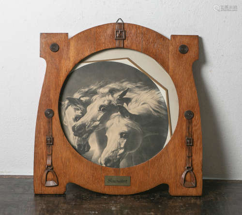Jugendstilrahmen aus Holz (20. Jahrhundert), in Form eines Pferdesattels, rundeDarstellung: Pferde