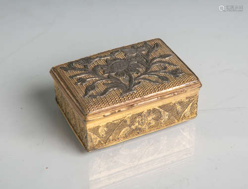 Dekoratives Pillendöschen (wohl 19./20. Jahrhundert), vergoldetes Metall, mit Blumendekor,H. ca. 2,2