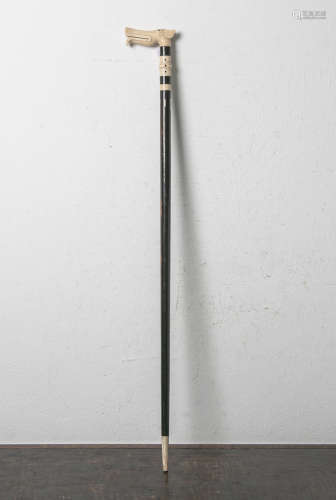 Gehstock m. Bein-Griff (20. Jahrhundert), ebonisiertes Holz, Griff in Form einesHundekopfes