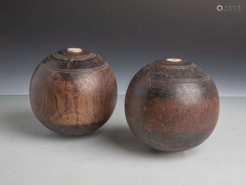 Paar antike Kegelkugeln aus eboniserten Holz, oben und unten mit in Bein graviertenNummern (3 u.