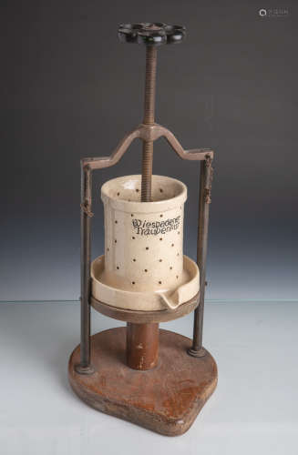 Wiesbadener Traubenpresse (wohl um 1930), Metallgestell auf Holzsockel, beigeKeramikbehälter,
