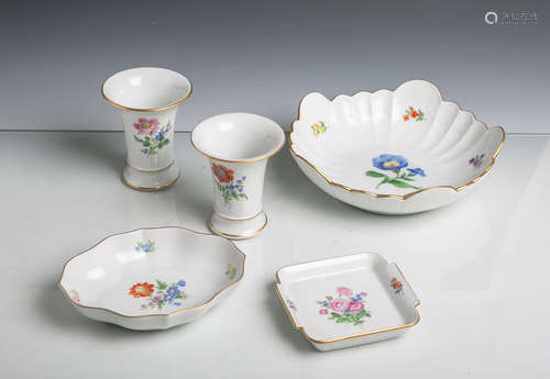 Konvolut von Porzellanteile (Meissen, Unterbodenmarke), Blumendekor, Goldstaffage,bestehend aus: 2