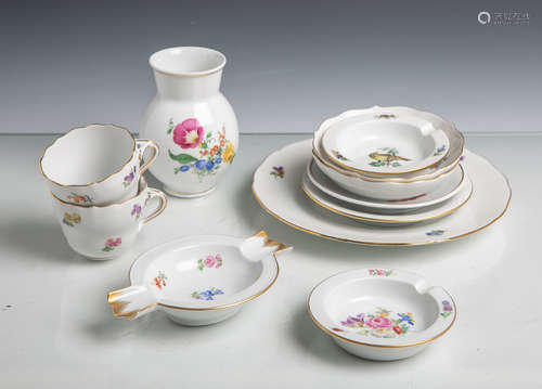 Konvolut von 10 Porzellanteilen (Meissen, blaue Unterbodenmarke), Blumendekor,Goldstaffage,