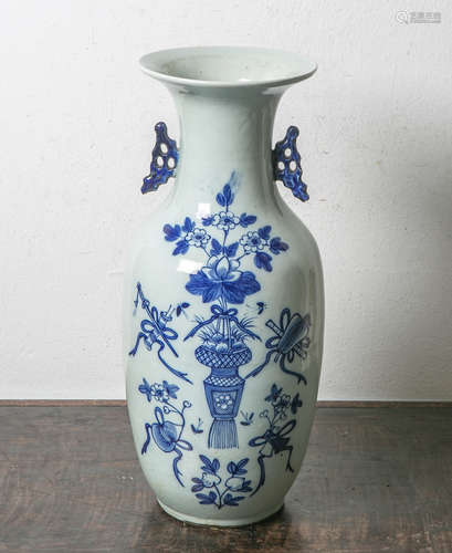 Bodenvase aus Porzellan (China), balusterförmiger Korpus m. auf dem Hals appliziertenHandhaben,