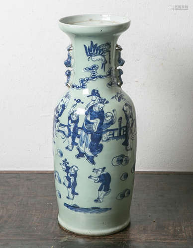 Bodenvase aus Porzellan (China), balusterförmiger Korpus m. auf dem Hals appliziertenHandhaben,