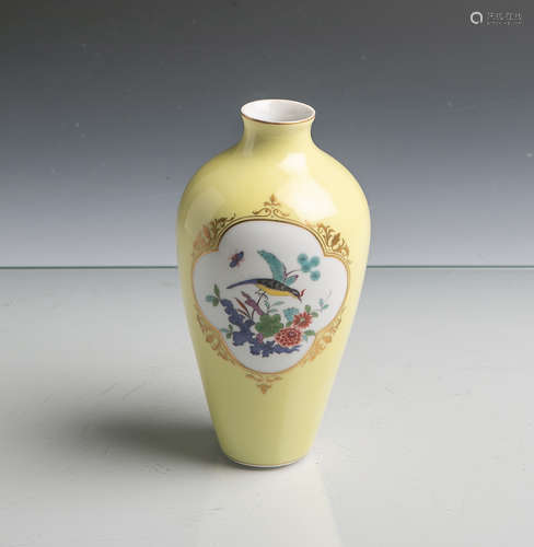 Kl. Vase (Meissen, blaue Manufakturmarke, Pfeiffer-Zeit, 1920/30er Jahre), gelber Fond m.Vogel- u.