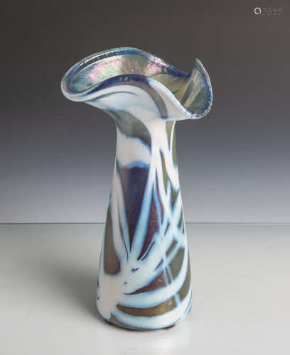 Murano-Glasvase (20. Jahrhundert, Italien), irisierndes Glas mit weißen Strichverläufen,konischer